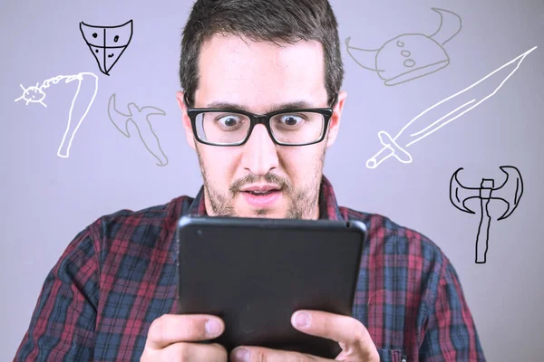 oyun ve keşfetmek bir tablet ile genç adam