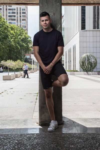 Retrato Jovem Atraente Apoiando Uma Coluna — Fotografia de Stock