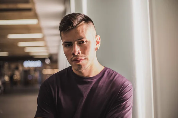 Retrato Jovem Atraente Cabelo Curto Com Shirt — Fotografia de Stock