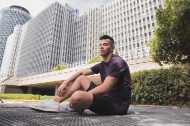 ofis binaları ile şehirde oturan genç adam