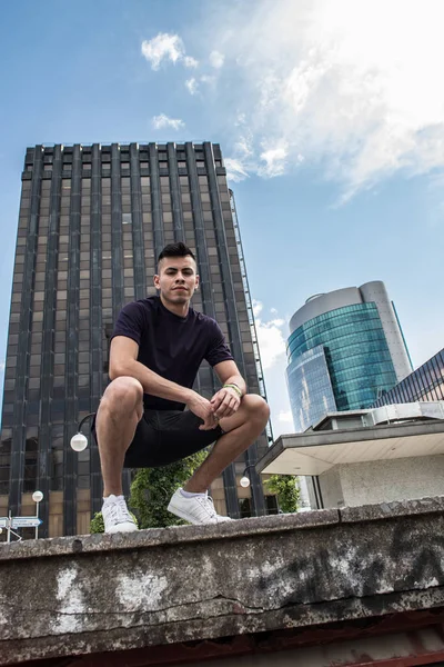 Jovem Sentado Cidade Com Edifícios Escritórios — Fotografia de Stock