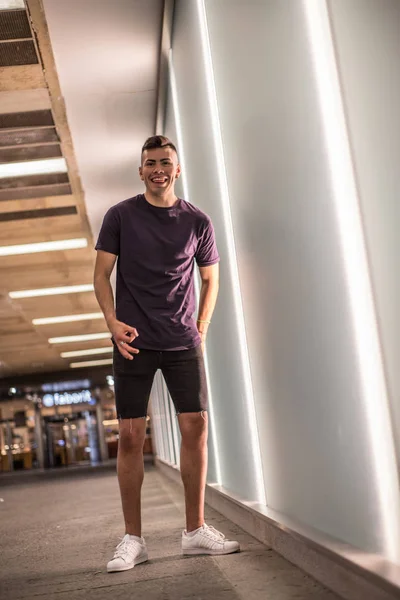 Lange Casual Jonge Man Een Muur Van Lichten — Stockfoto