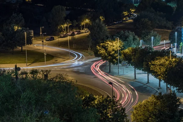 Geceleri araba ışıklı şehir roundabout