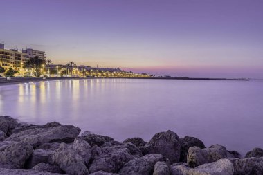 su ve gökyüzü mavi bir ışık ile gündoğumu, şehrin güzel ışıkları