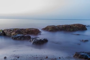kayalar denizin gündoğumu, ipeksi su ile