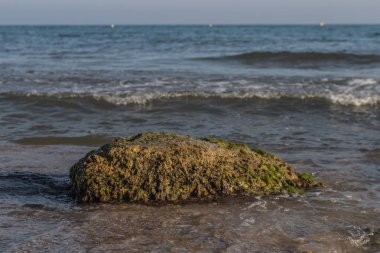 Rock sahilde günbatımı, dalgalar breaking