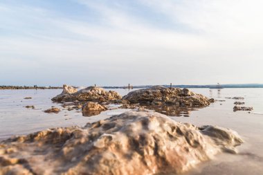 plaj ve taşlar tam gün batımında tuz