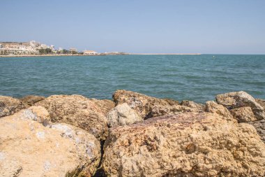 güzel bir plaj kayalar ve sakin suları