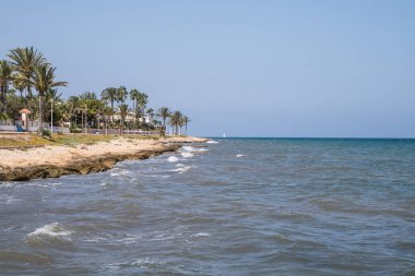 güzel bir plaj kayalar ve sakin suları