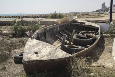Sahilde terk edilmiş ahşap tekne