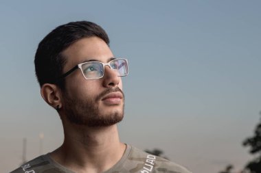 ifade bir konsantrasyon ile yakışıklı genç