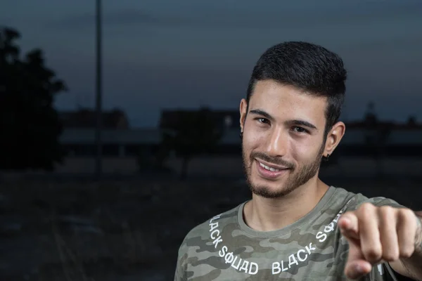 Jovem Apontando Com Dedo Sorriso — Fotografia de Stock