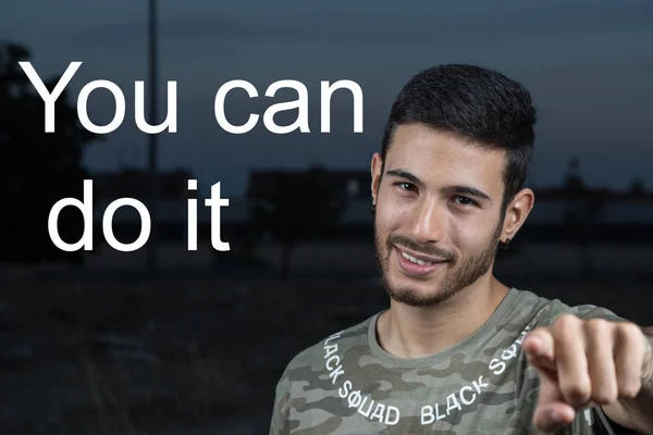 Joven Señalando Con Dedo Una Sonrisa Dando Mensaje — Foto de Stock