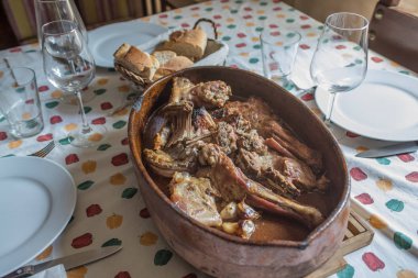 zengin kuzu veya çocuk közler fırında yapılan kil çanak kavrulmuş