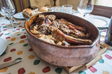 zengin kuzu veya çocuk közler fırında yapılan kil çanak kavrulmuş