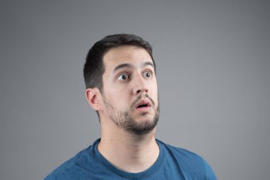 hayret adam bir şey de dikkatle bakan