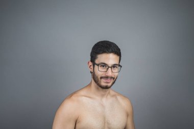 Kas Genç adam düz ileriye baktığımızda gömleksiz