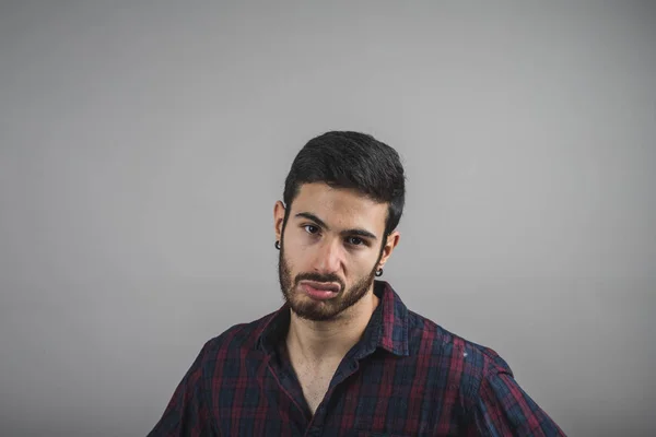 Joven Con Una Cara Insatisfacción Está Acuerdo Con Planteado —  Fotos de Stock