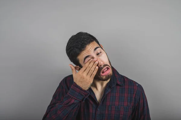 Jovem Coçando Olho Homem Incomodado Pelo Olho — Fotografia de Stock