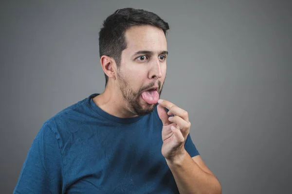 Adam Bir Yüzü Nefretle Diliyle Dışında Bir Şey Çekerek — Stok fotoğraf