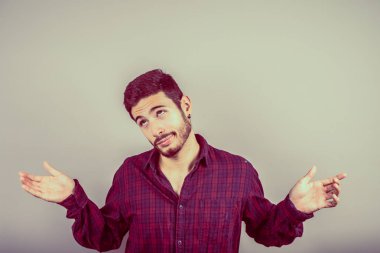 Gülümseyen, konformist adam, elleri ile ok işareti veren işçi portre portre genç yakışıklı, mutlu. Olumlu insan duyguları yüz ifadeleri, sembol