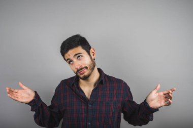 Gülümseyen, konformist adam, elleri ile ok işareti veren işçi portre portre genç yakışıklı, mutlu. Olumlu insan duyguları yüz ifadeleri, sembol