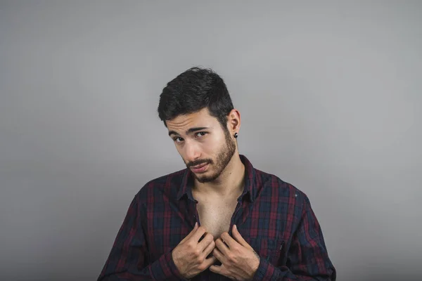 Genç seksi adam kadar gömleğinin düğmelerini
