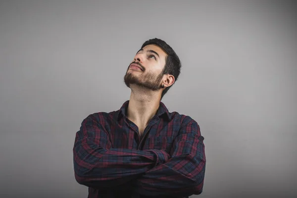 Çok onurlu, güzel delikanlı çapraz kolları olan bekleyen genç adam