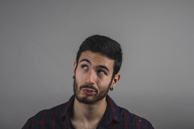 düşünme, Genç adam ararken sakallı genç çekici adam