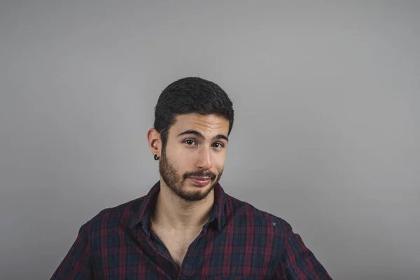 Jovem Atraente Com Barba Olhando Frente Jovem Feliz — Fotografia de Stock