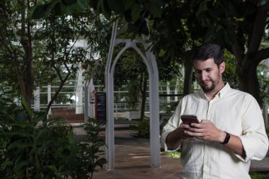 mutluluk ile bir akıllı telefon kullanan adam