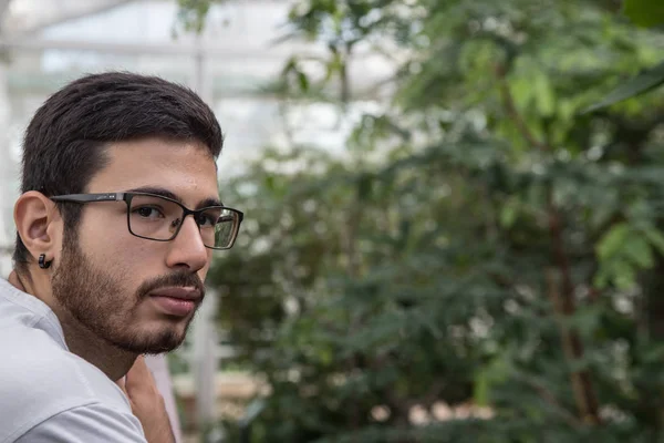 Bir Sera Içinde Gözlüklü Genç Adam Portresi — Stok fotoğraf