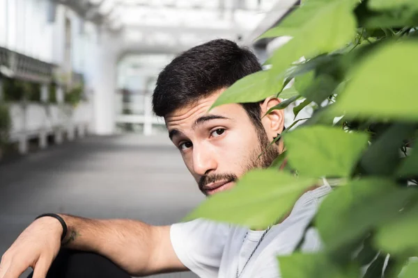 Портрет Молодого Человека Среди Зеленых Листьев — стоковое фото