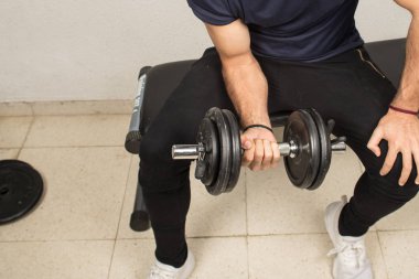 adam dumbbells ile egzersiz için farklı ağırlıklar disklerle egzersiz demir çubuk