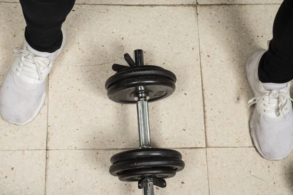 Человек Упражняется Гантелями Железный Прут Упражнений Дисками Разного Веса — стоковое фото