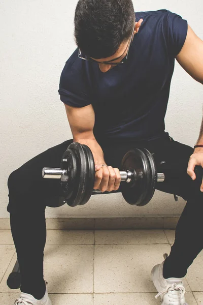 Человек Упражняется Гантелями Железный Прут Упражнений Дисками Разного Веса — стоковое фото