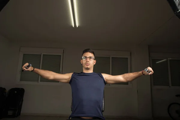 Мужчина Тренируется Гантелями Упражнения Плечо — стоковое фото