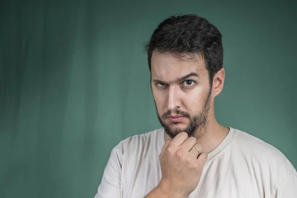 Homem Com Uma Barba Olhar Interessante — Fotografia de Stock