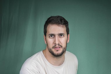 Sakallı çekici adam portresi