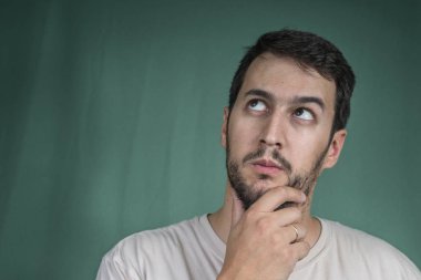 çenesi üzerinde eliyle düşünen adam portresi