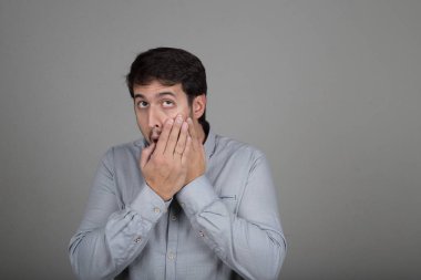 bir gözüm rahatsızlık olan adam