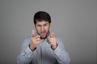 parmakları ile işaret memnun adam