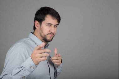 parmakları ile işaret memnun adam