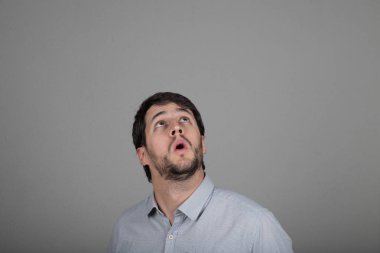 ararken sakallı genç adam