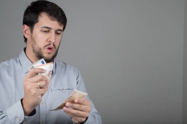 sakallı, elinde Euro ile genç adam