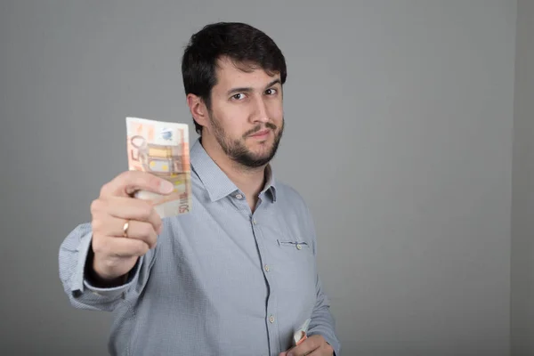 sakallı, elinde Euro ile genç adam
