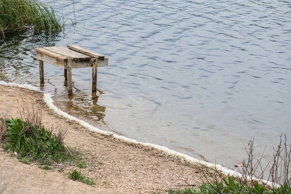 Embarcadero de un tranquilo lago de agua salada — Foto de Stock