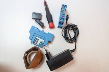 elektronik bileşenler, röleler, tornavida, bant