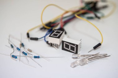 Elektronik bileşenler. Marker, direnç, kablo, diyot, anahtar.