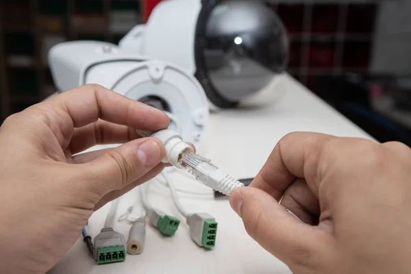 Ethernet kablosunu ağ güvenlik kamerasına takma, ekipman manipülasyonu